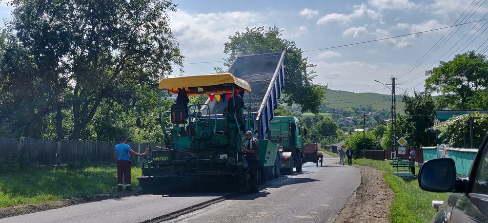 Lucrări pe trei tronsoane de drumuri județene. Urmează asfaltarea pe DJ 282 B Flămânzi – Prăjeni – limita cu județul Iași