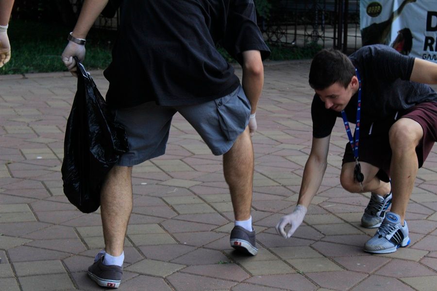 Peste 200 de copii au dat o lecție autorităților locale și firmei care se ocupă de curățenia orașului