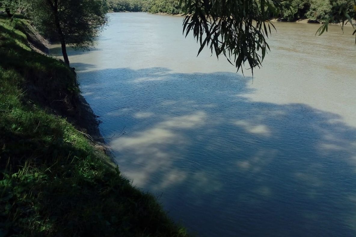 Pescar cercetat penal. Jandarmii i-au confiscat barca și plasa de pescuit