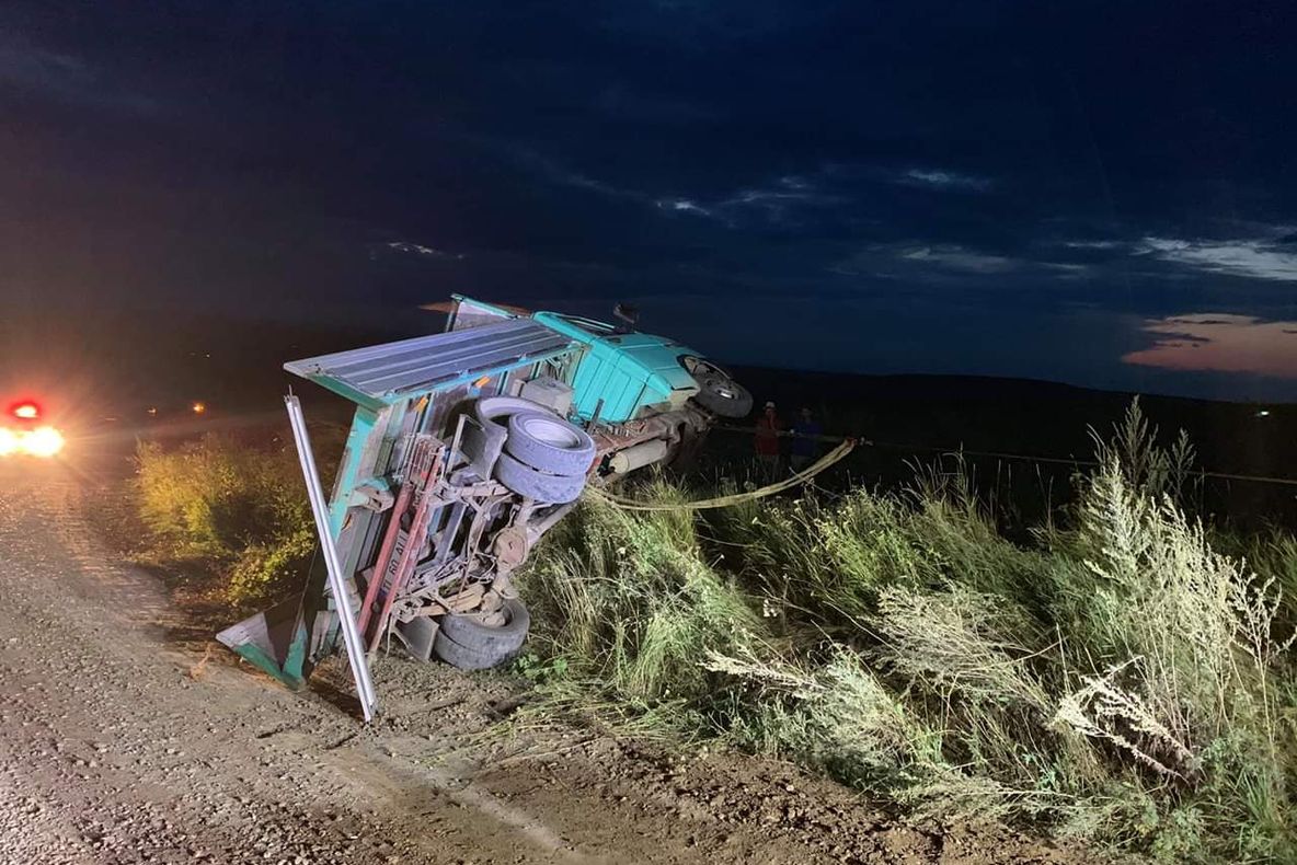 Accident cu doi răniți după ce o camionetă s-a răsturnat FOTO