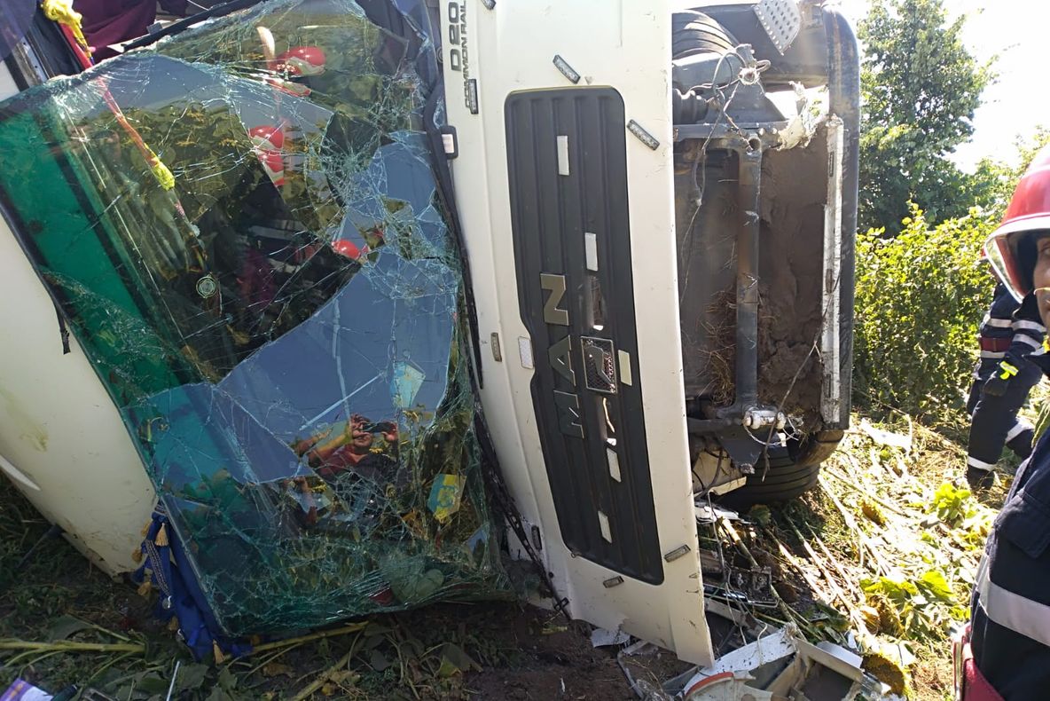 Camion cu bitum, răsturnat în județul Botoșani FOTO