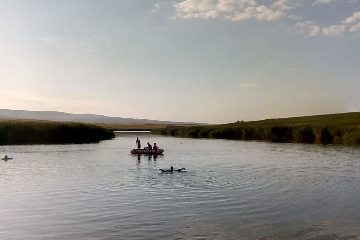 Bărbat înecat într-un iaz din județul Botoșani. Pompierii au adus o barcă și au început căutările VIDEO