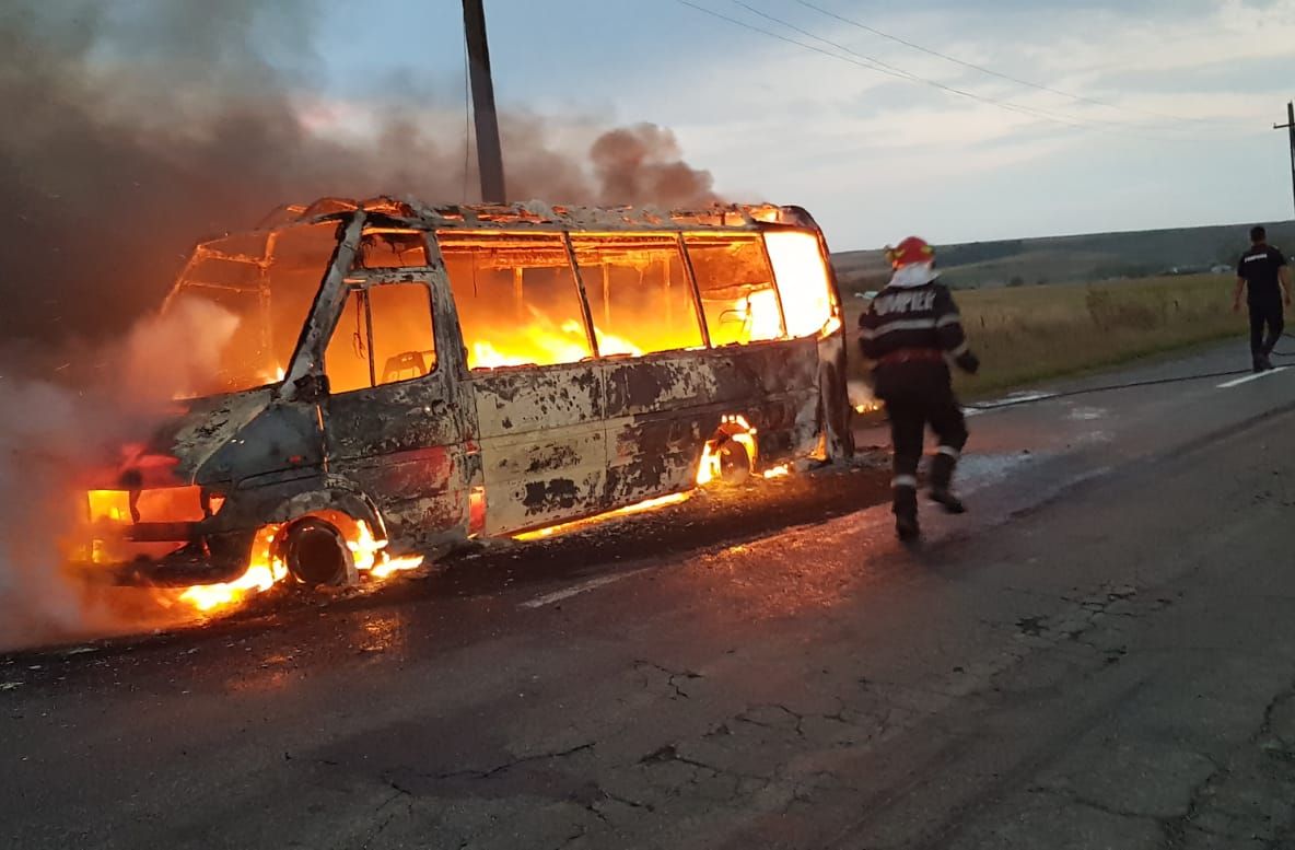 Microbuz în flăcări la Siliscani, comuna Gorbanesti