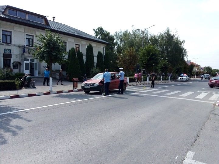 Minoră lovită de o mașină pe o trecere de pietoni FOTO