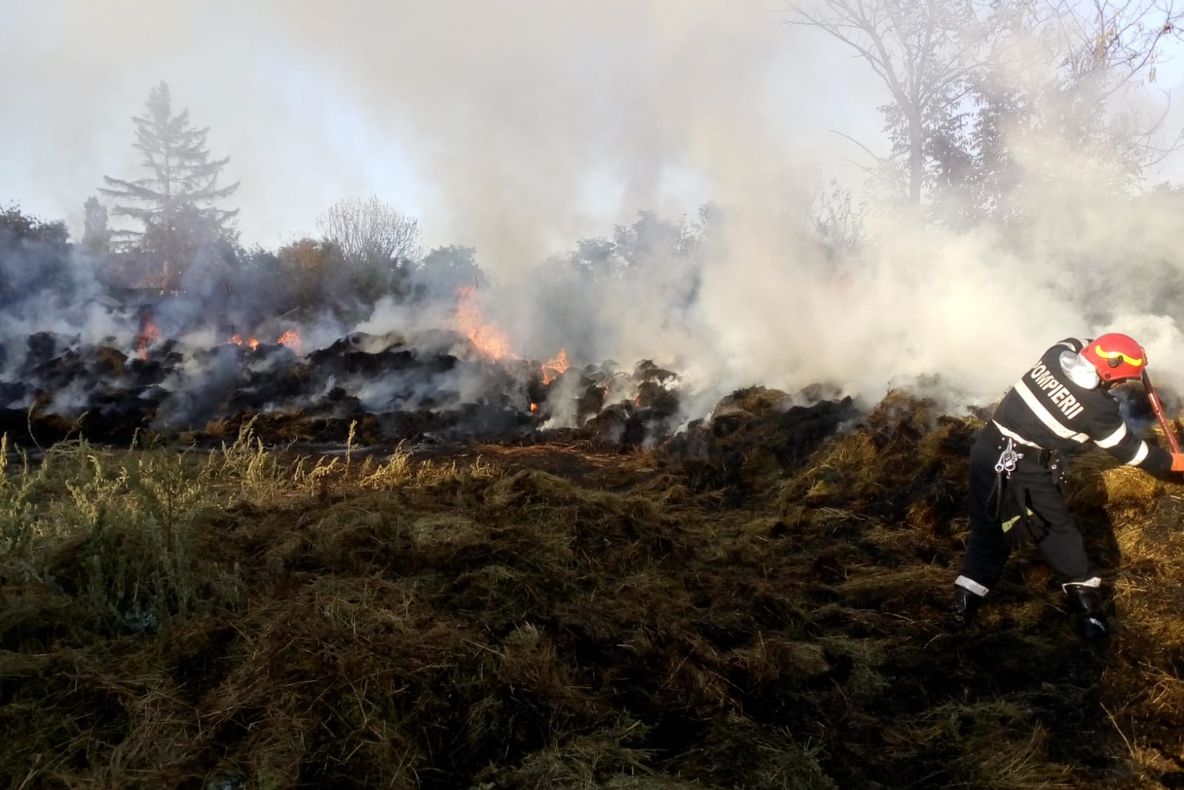 Incendiu la o fermă din Corlăteni. 40 de tone de furaje au fost arse FOTO