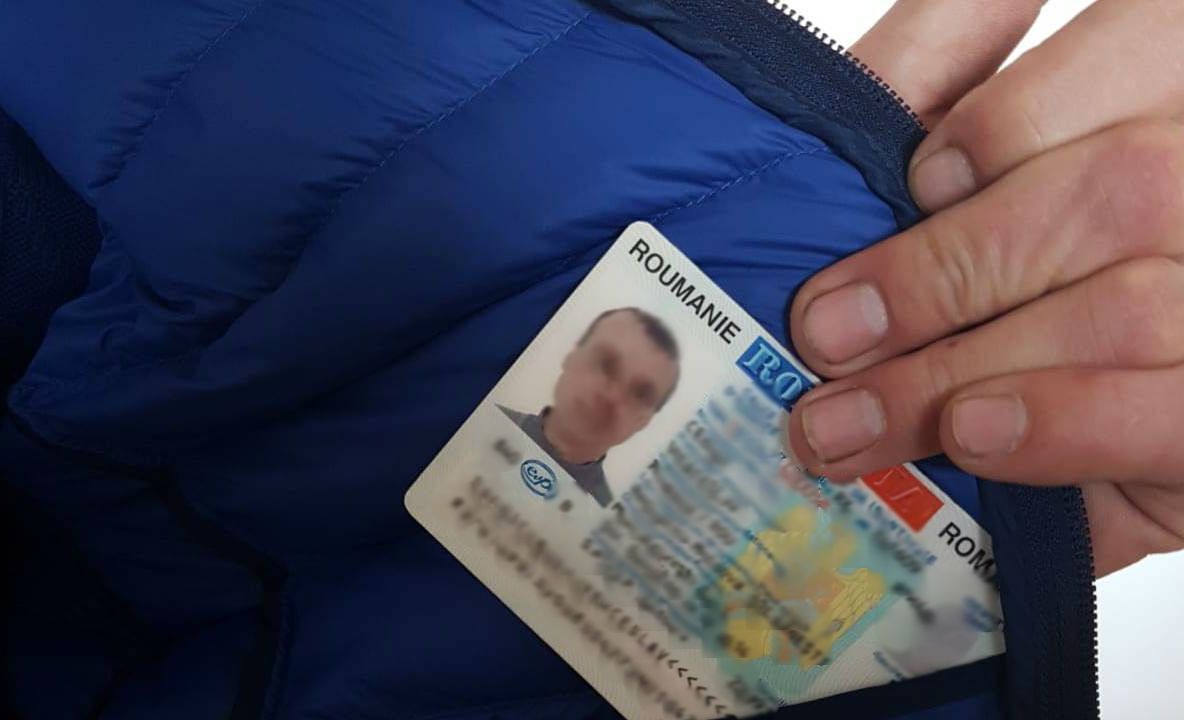Moldovean prins cu o carte de identitate falsă. A plătit 200 de euro și încerca să ajungă în Franța