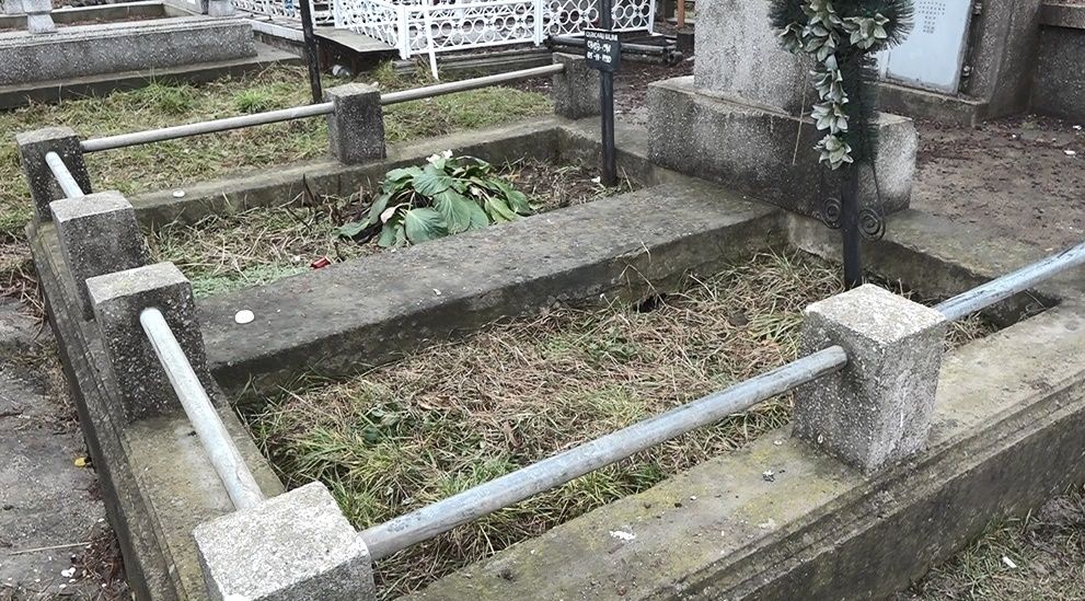Politica a ajuns și în cimitire. Contre în Flutur și Andrei pe locurile veci