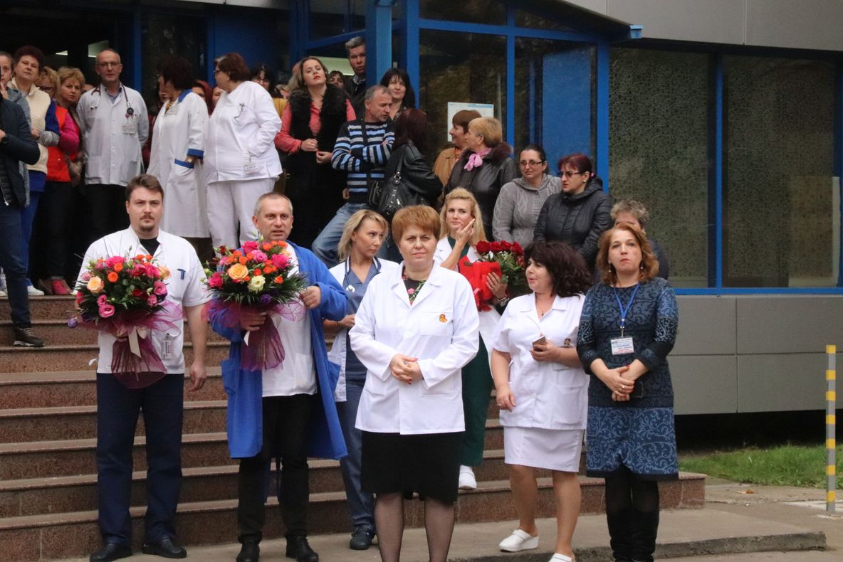 VIDEO. Dăncilă a fost primită ca tovarășul Ceaușescu la Spitalul Mavromati și i s-a spus că totul e perfect: „Nu avem nicio problemă”