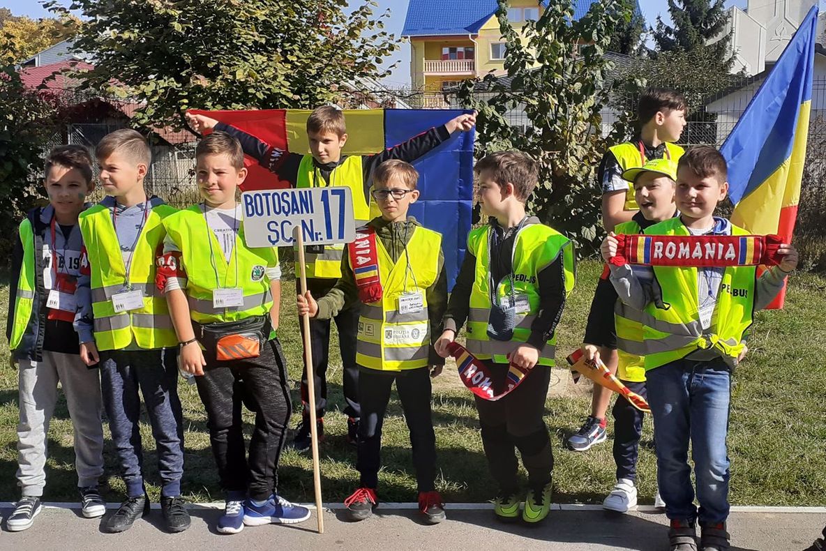 10 elevi botoșăneni au plecat să susțină naționala României în meciul cu Norvegia FOTO