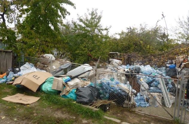 Botoșănean amendat după ce și-a transformat curtea în depozit de gunoi