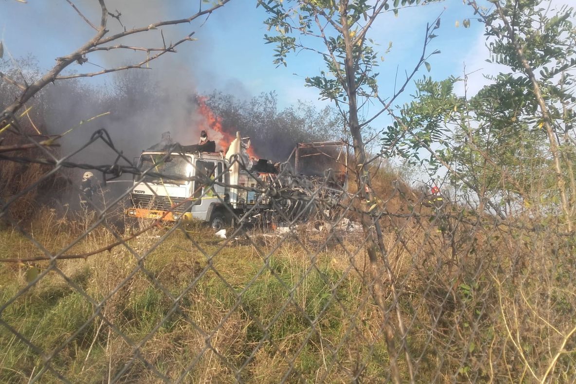 Un camion încărcat cu stupi a luat foc FOTO
