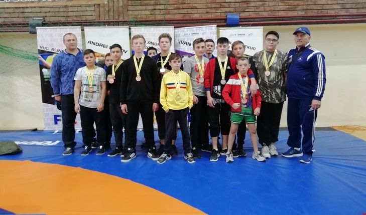 10 luptători botoșăneni pe podium la CN de lupte U11 și U13