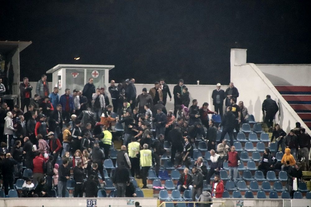 Scandal în tribune la meciul Poli Iași - FC Botoșani. Au intervenit jandarmii VIDEO