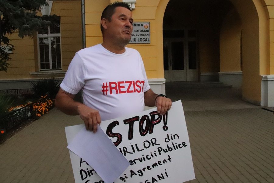 Un angajat al DSPSA a protestat în fața primăriei și amenință cu greva foamei VIDEO