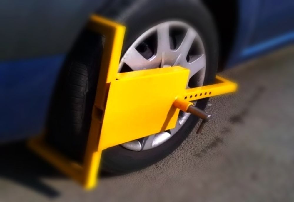 Opt botoșăneni și-au găsit mașinile blocate în această dimineață