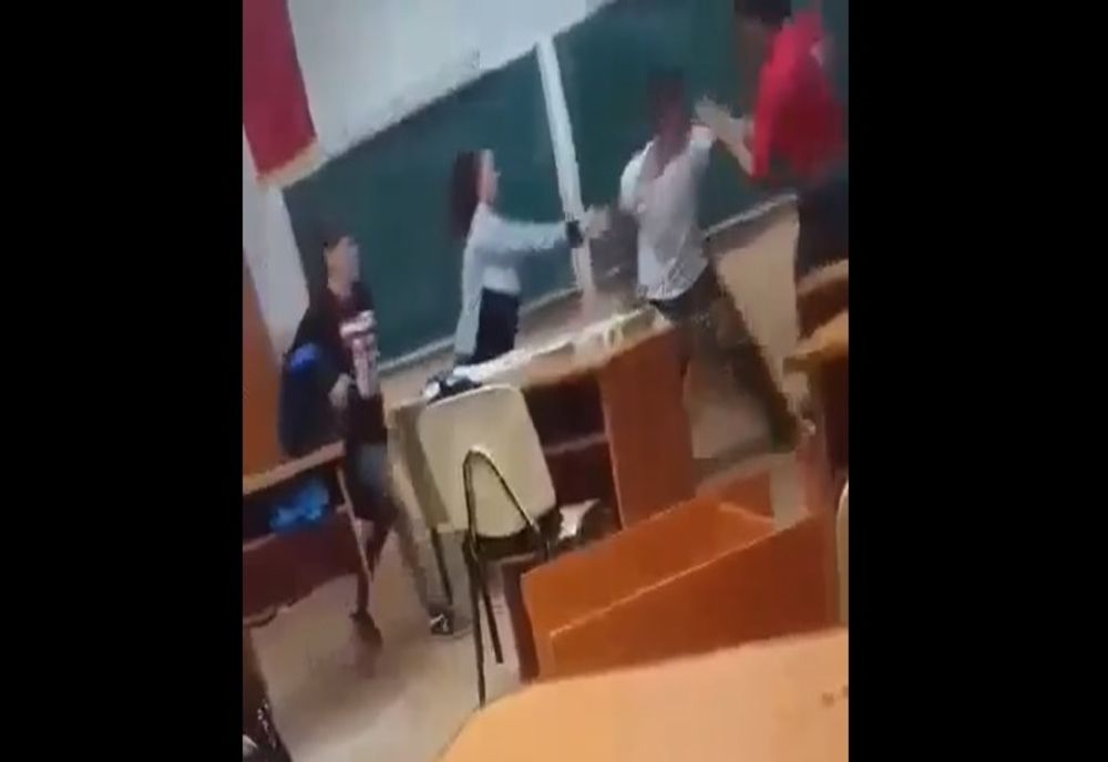 Bătaie între elevi la școala din Dângeni VIDEO