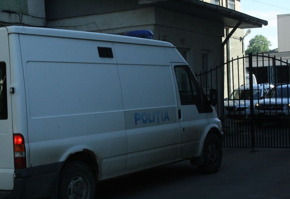 Tineri reţinuţi 24 de ore pentru un furt dintr-o locuință