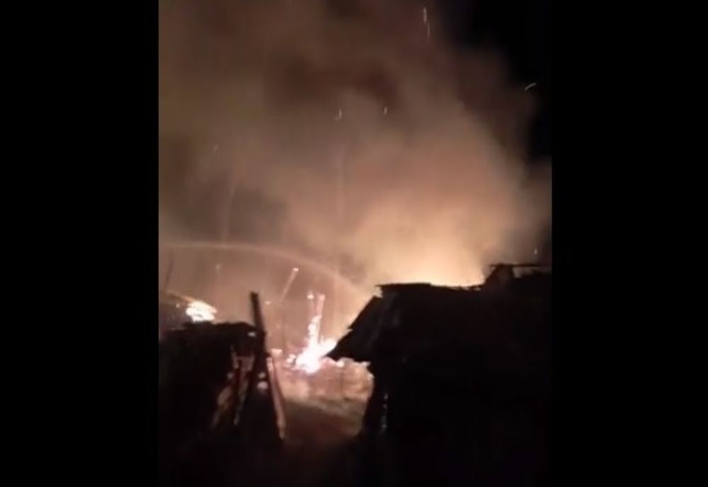 INCENDIU puternic în comuna Hlipiceni. Au ars 10 tone de furaje, un cal și o vacă VIDEO