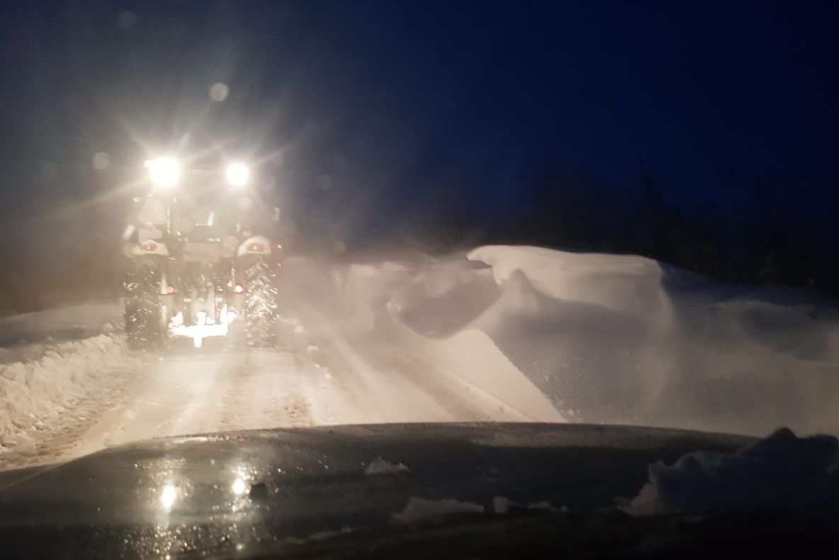 DJ 294 rămâne închis. Trei mașini și un utilaj sunt blocate în zăpadă VIDEO