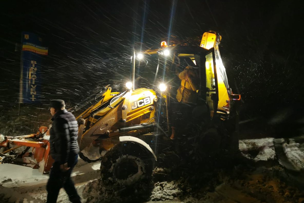 Pompierii au ajuns la persoanele blocate pe DJ 294 FOTO