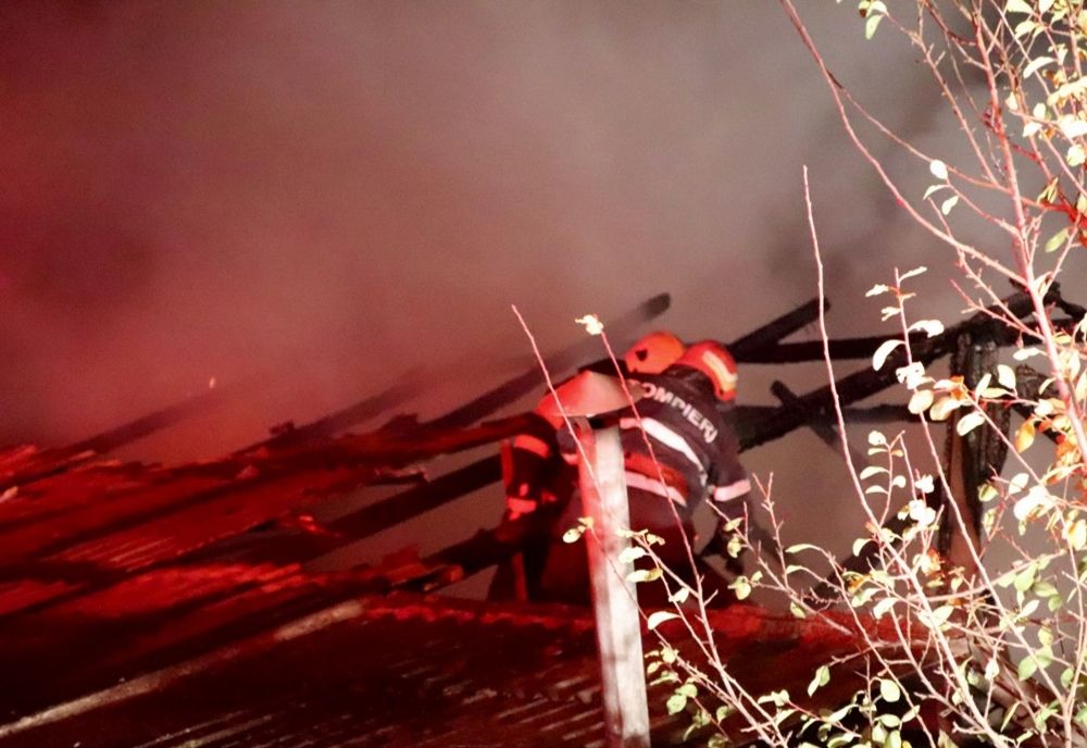 Incendiu în comuna Păltiniș. Un bărbat a fost găsit carbonizat