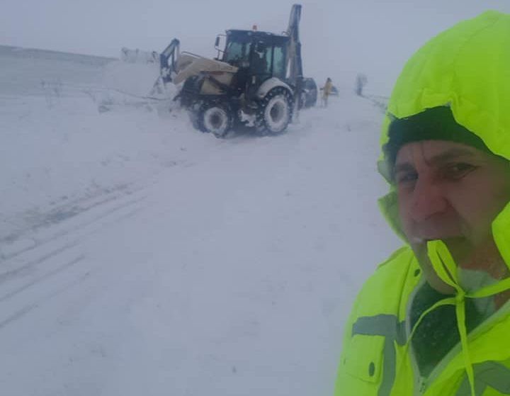 FOTO / Primar Dângeni: „Sunt persoane însărcinate blocate în nămeți. Nu am mai văzut așa proastă coordonare”