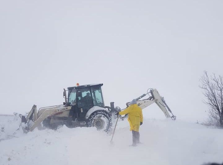 Drum închis și 11 mașini rămase înzăpezite FOTO