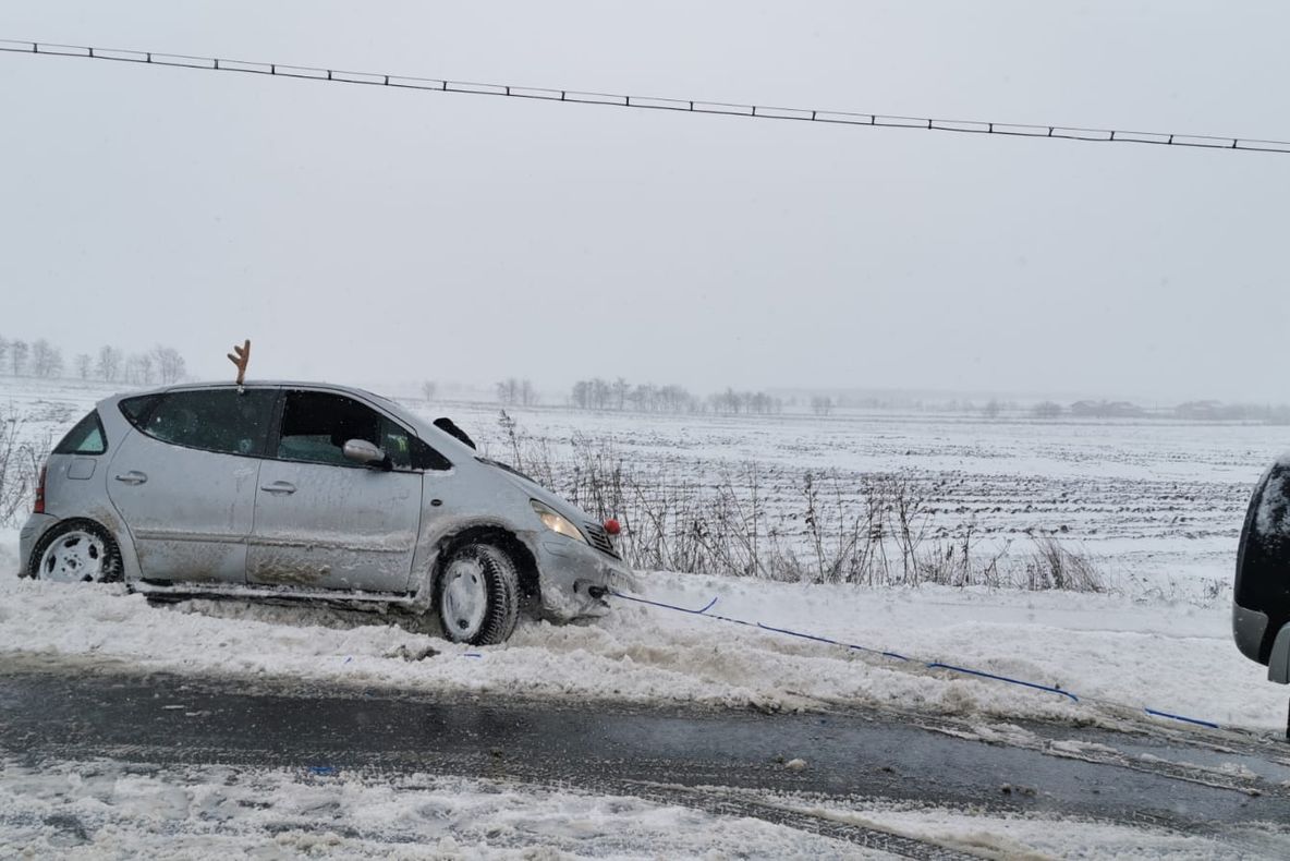 Mașini scoase din șanțuri de pompieri. Într-un autoturism era un copil VIDEO