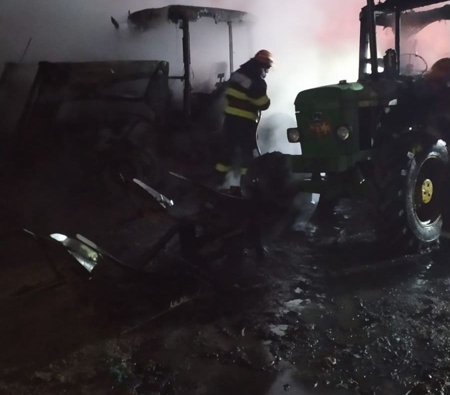 Două tractoare incendiate în comuna Lozna