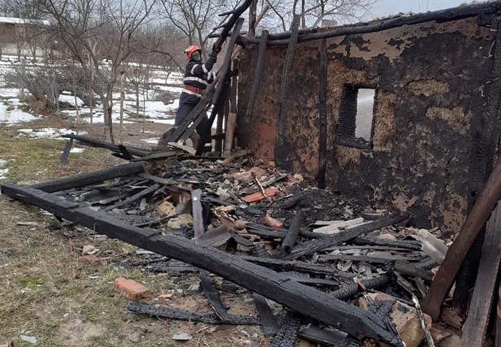 Incendiu în orașul Flămânzi. O casă a ars în totalitate FOTO