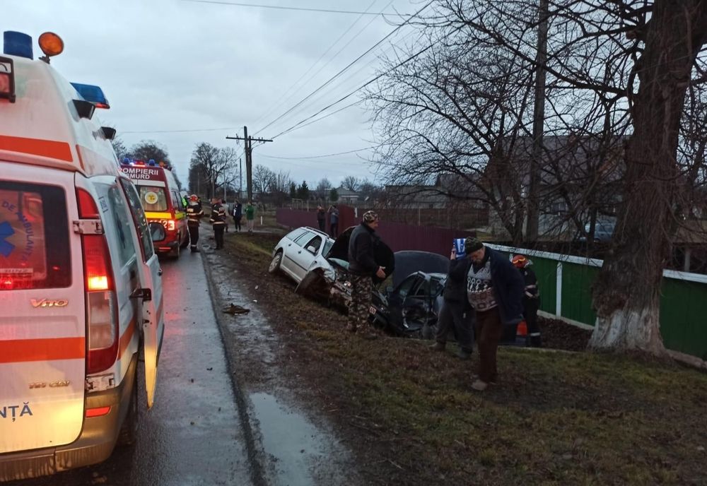 Două persoane rănite într-un accident rutier FOTO