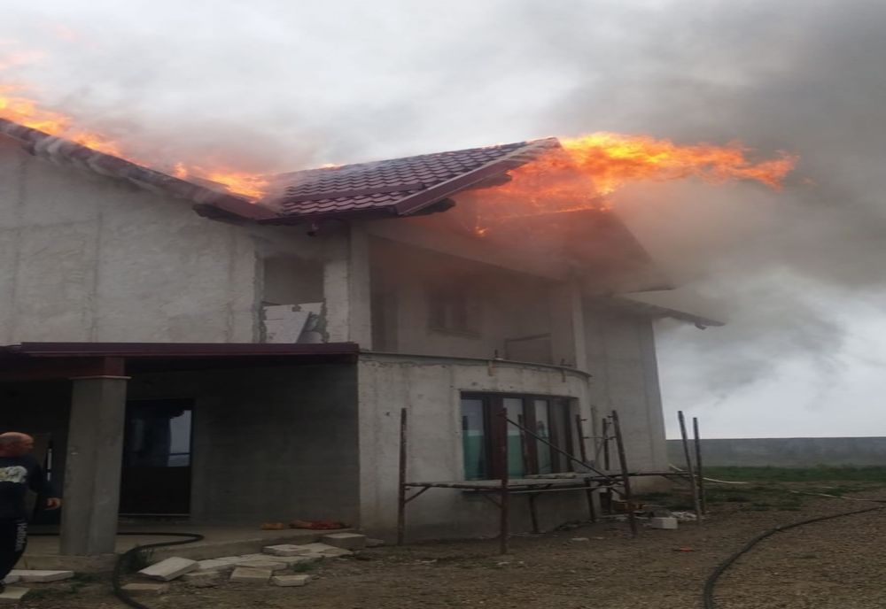 Casă în flăcări, în comuna Stăuceni FOTO
