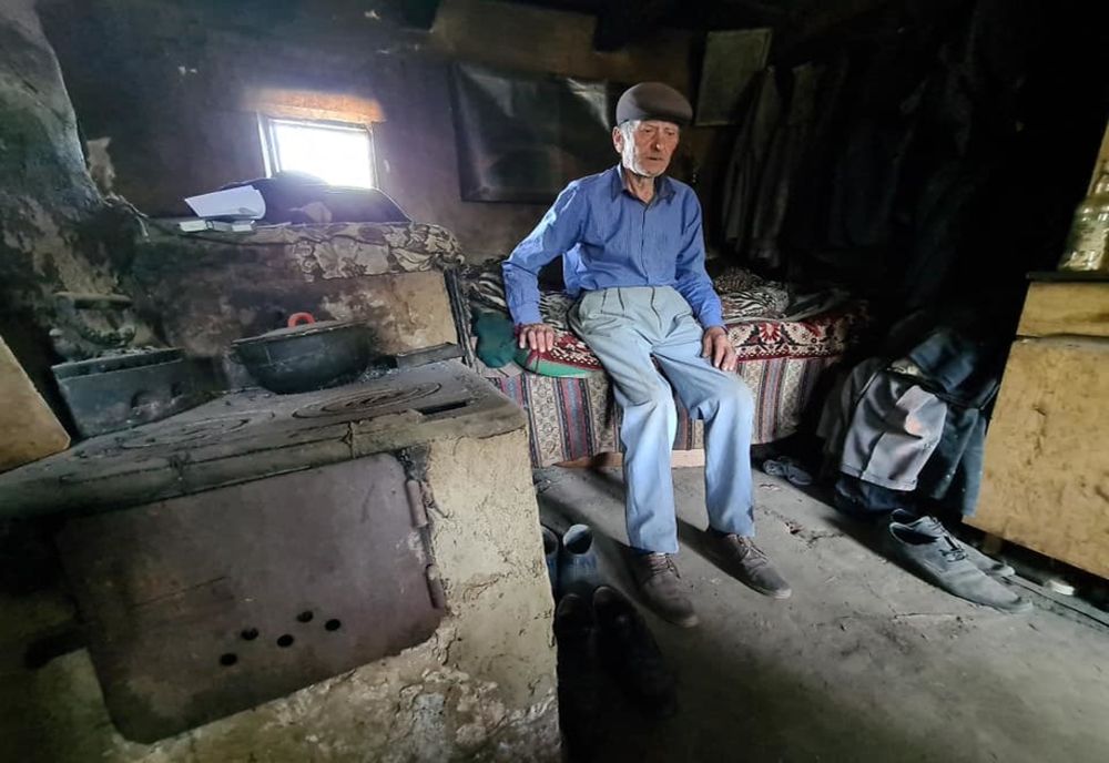 La 70 de ani, a rămas fără casă în urma unui incendiu. Un ONG îi construiește o nouă locuință / VIDEO