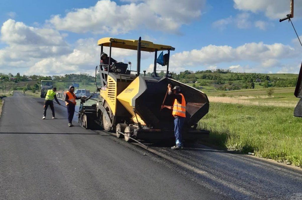 Covoare asfaltice pe mai multe drumuri județene