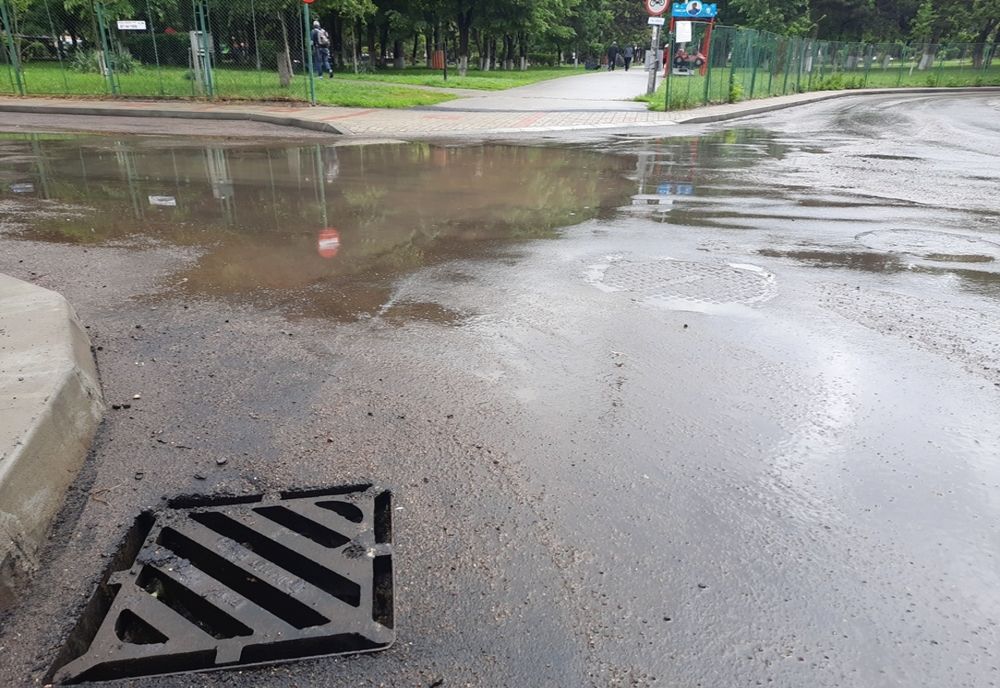 Străzi pline de apă după ce au fost asfaltate FOTO-VIDEO