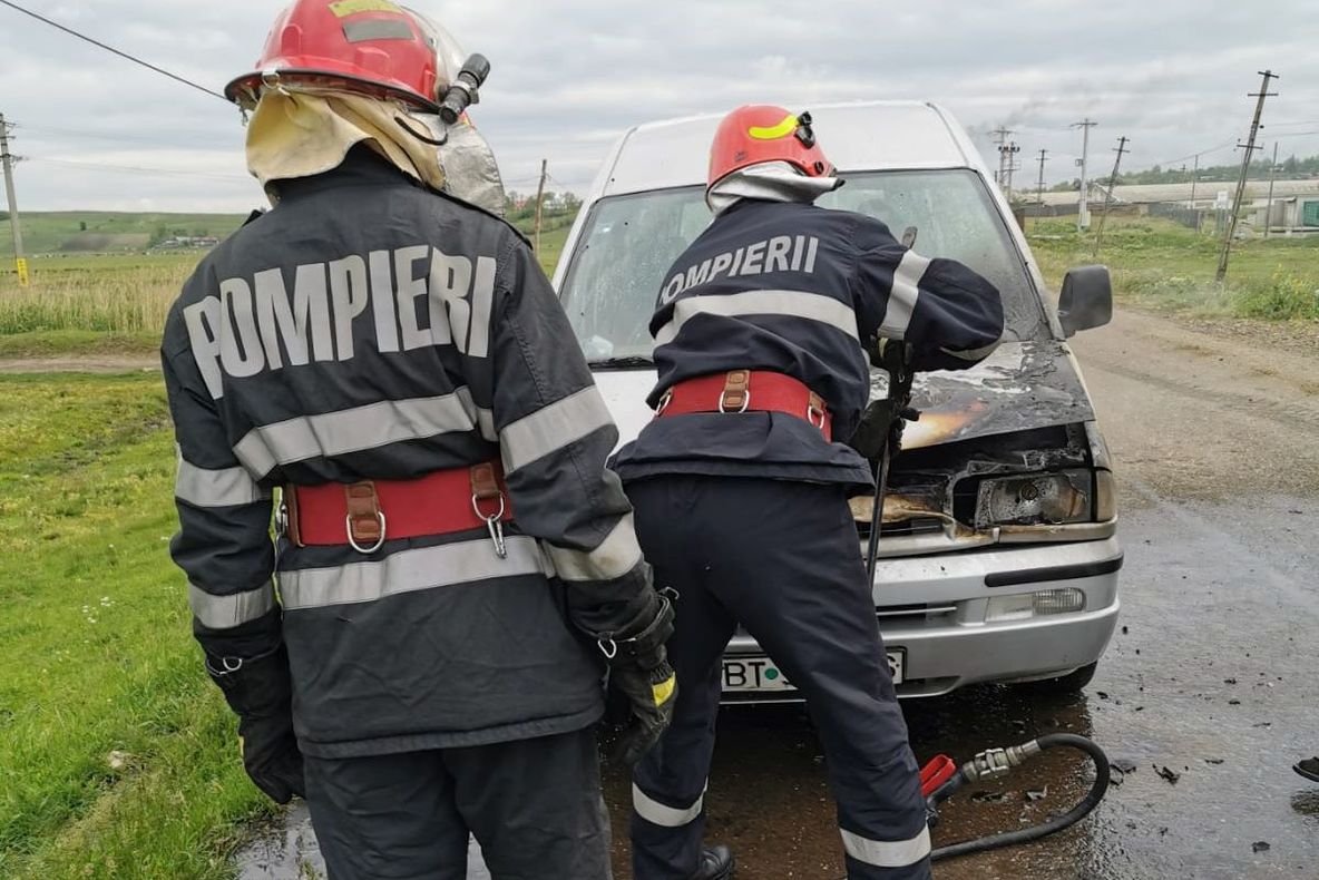 Autoutilitară distrusă parțial într-un incendiu