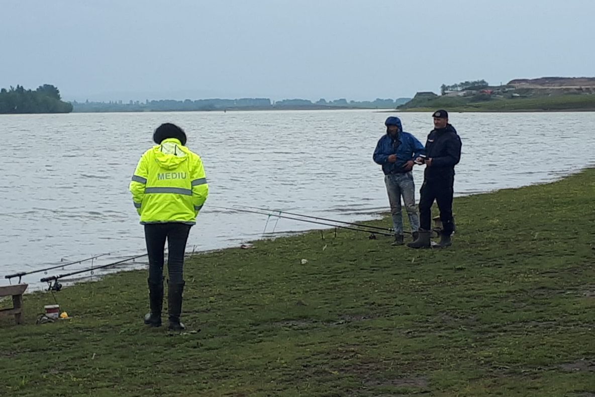 15 pescari amendați de jandarmi în acest week-end