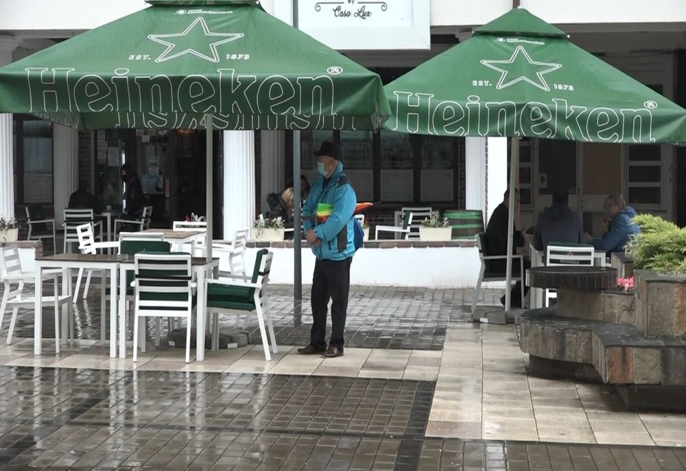 S-au redeschis terasele în Botoșani. Ospătarii solicită clienților numerele de telefon / VIDEO