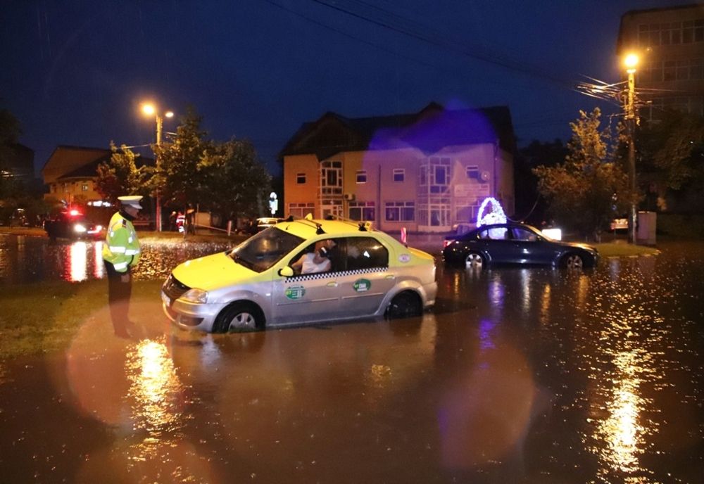 Potop în municipiul Botoșani. Străzi inundate, copaci căzuți și multe apeluri la 112 FOTO-VIDEO