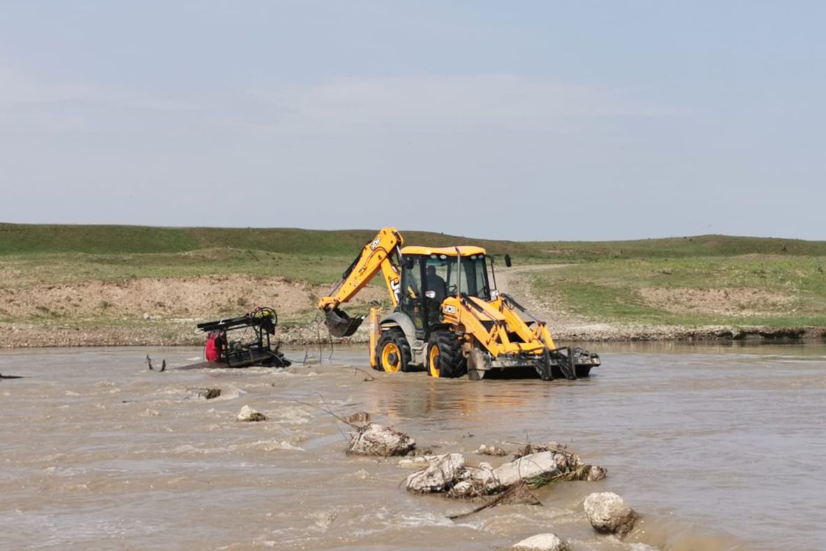 O căruță a rămas în mijlocul râului Siret. Un bărbat și un copil de 14 ani au fost salvați de pompieriFOTO