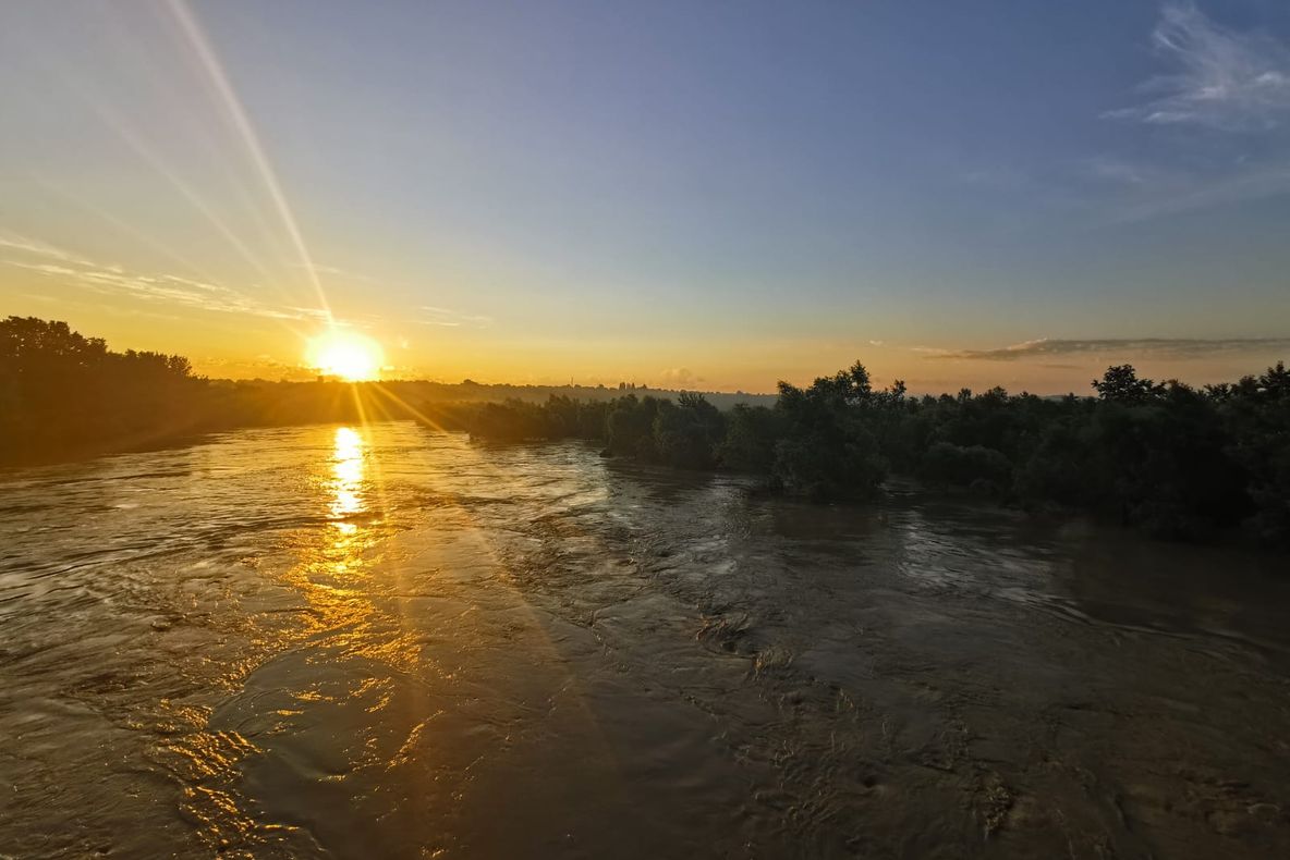 Cota de pericol a fost depășită cu 266 cm la Rădăuți Prut. Un drum este închis iar apa a patruns in curțile oamenilor FOTO