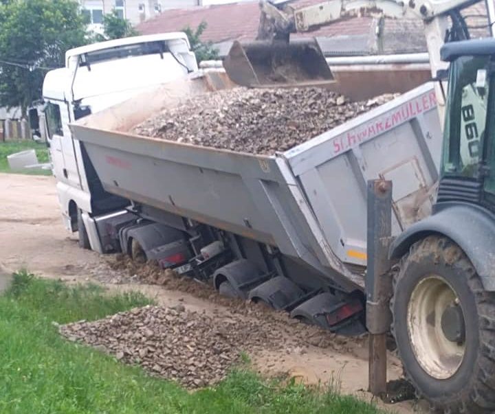 Camion cu roțile blocate în mocirla din Dângeni FOTO