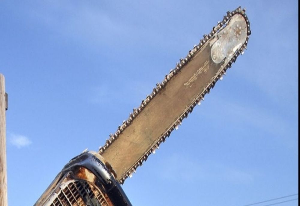 Scene violente Botoșani! Un bărbat și-a atacat vecinul cu o drujbă