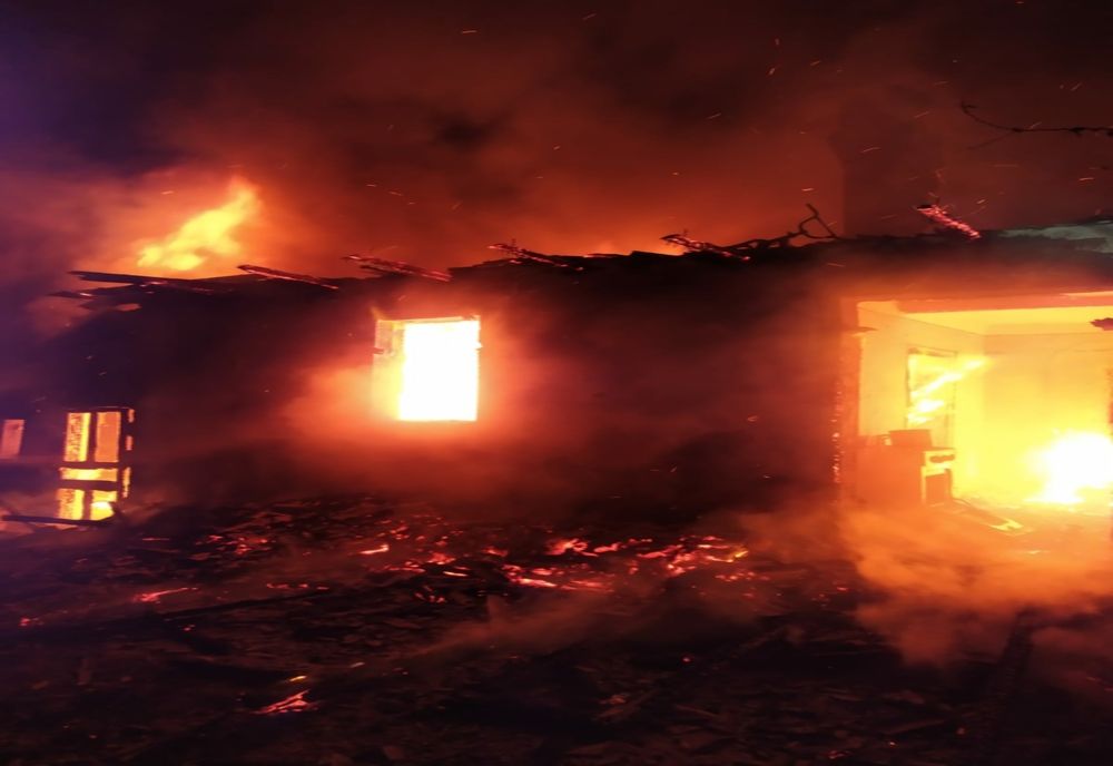 O familie cu trei copii a rămas fără acoperiș deasupra capului în urma unui incendiu