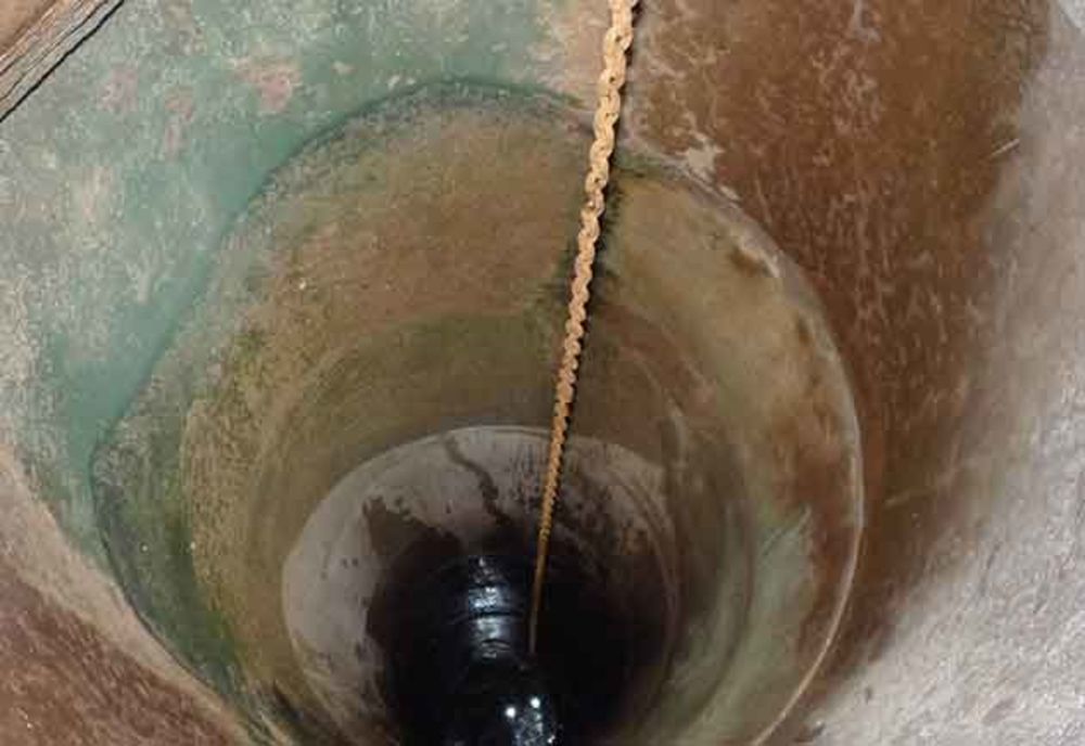 Un bătrân a fost scos mort dintr-o fântână