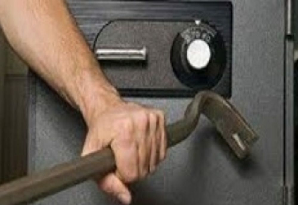 Avea mandat european de arestare pentru că a furat un seif dintr-un magazin din Belgia! A fost găsit în comuna Ripiceni