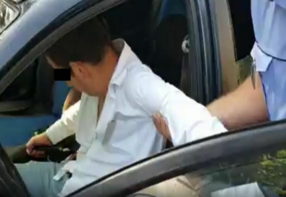 Atât de beat că nu a putut să se legitimeze! Polițiștii l-au extras din mașină