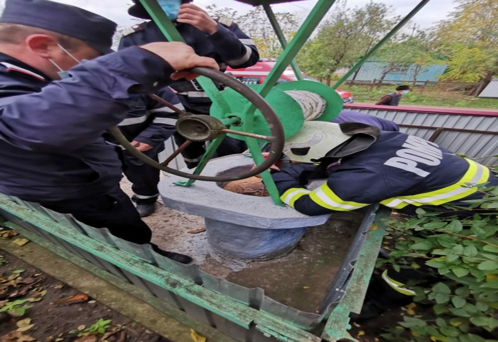 Bătrână salvată dintr-o fântână