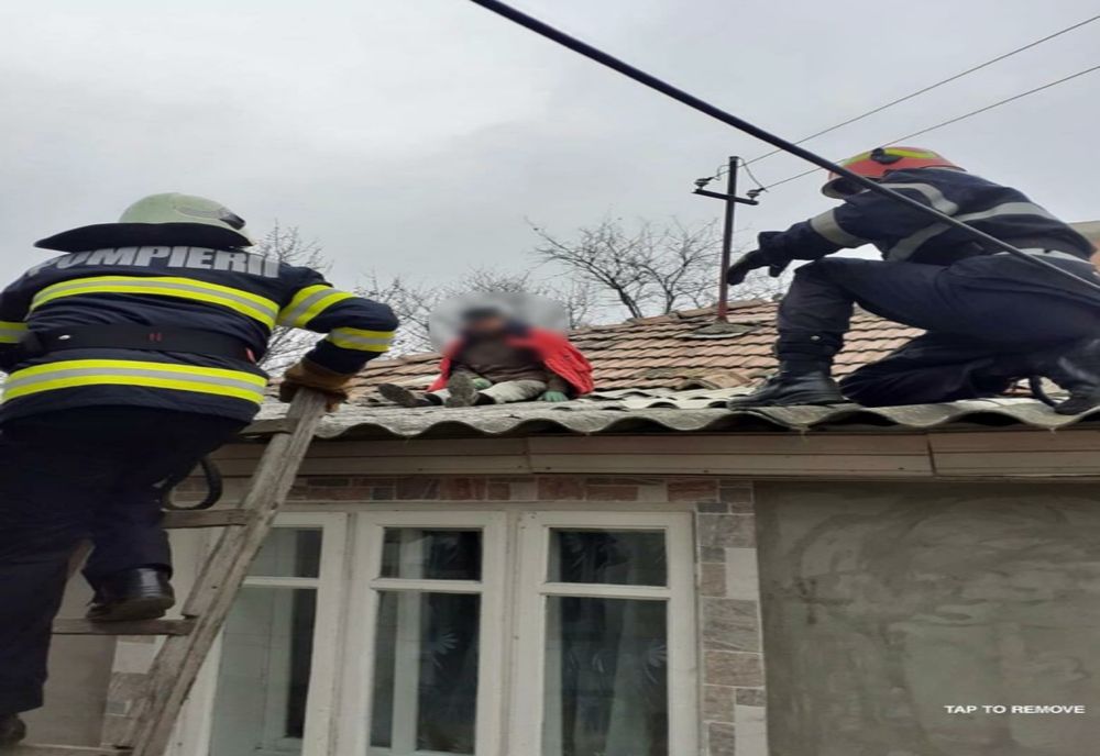 Bătrân salvat de pompieri după ce a suferit un accident vascular în timp ce repara acoperișul casei