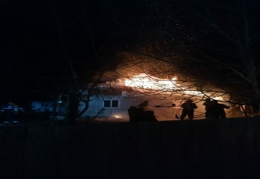 Nouă suflete, dintre care cinci copii au rămas fără acoperiș deasupra capului! Casa le-a fost distrusă de flăcări